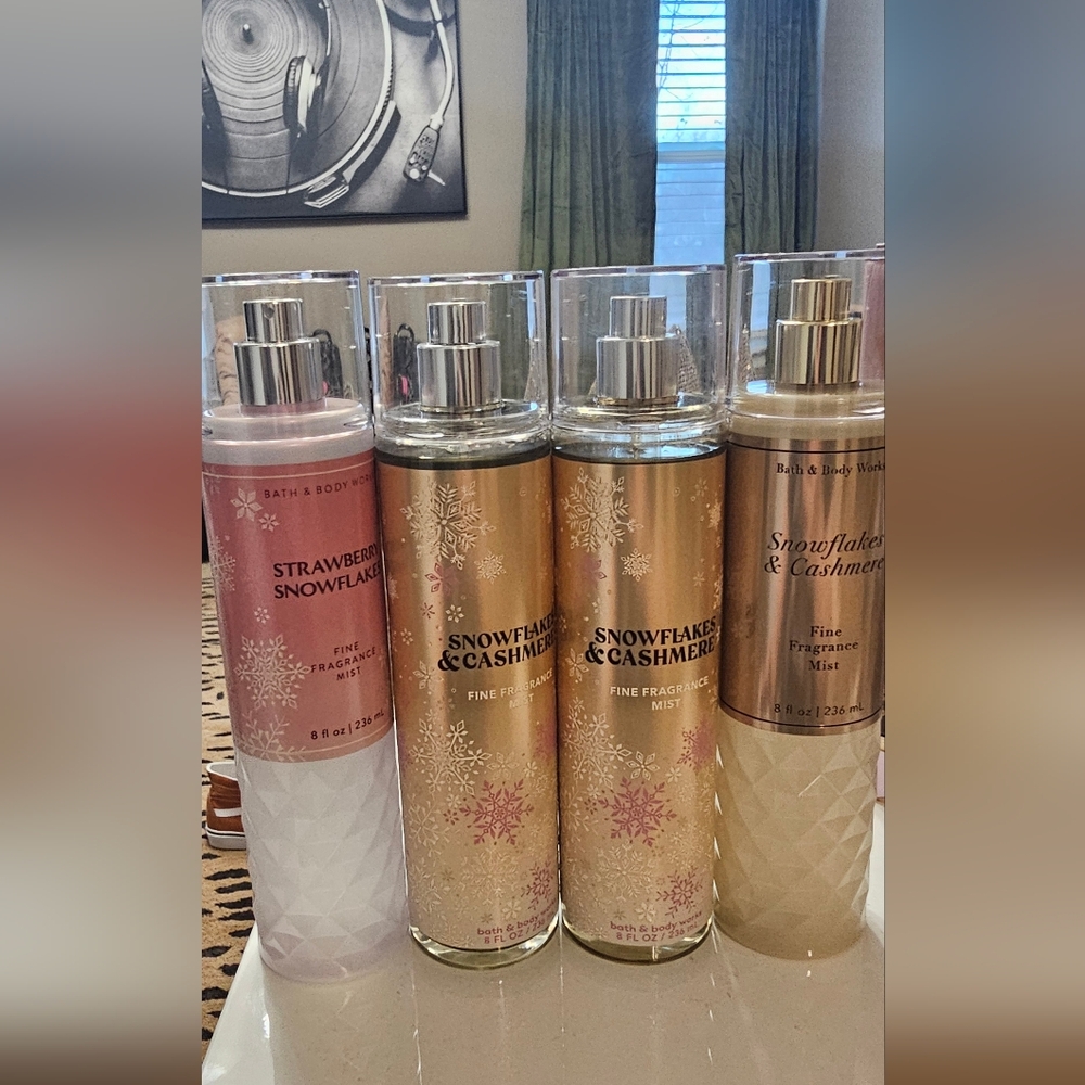 Bath & Body Works Strawberry Snowflakes & Snowflakes And Cashmere Mist Bundle